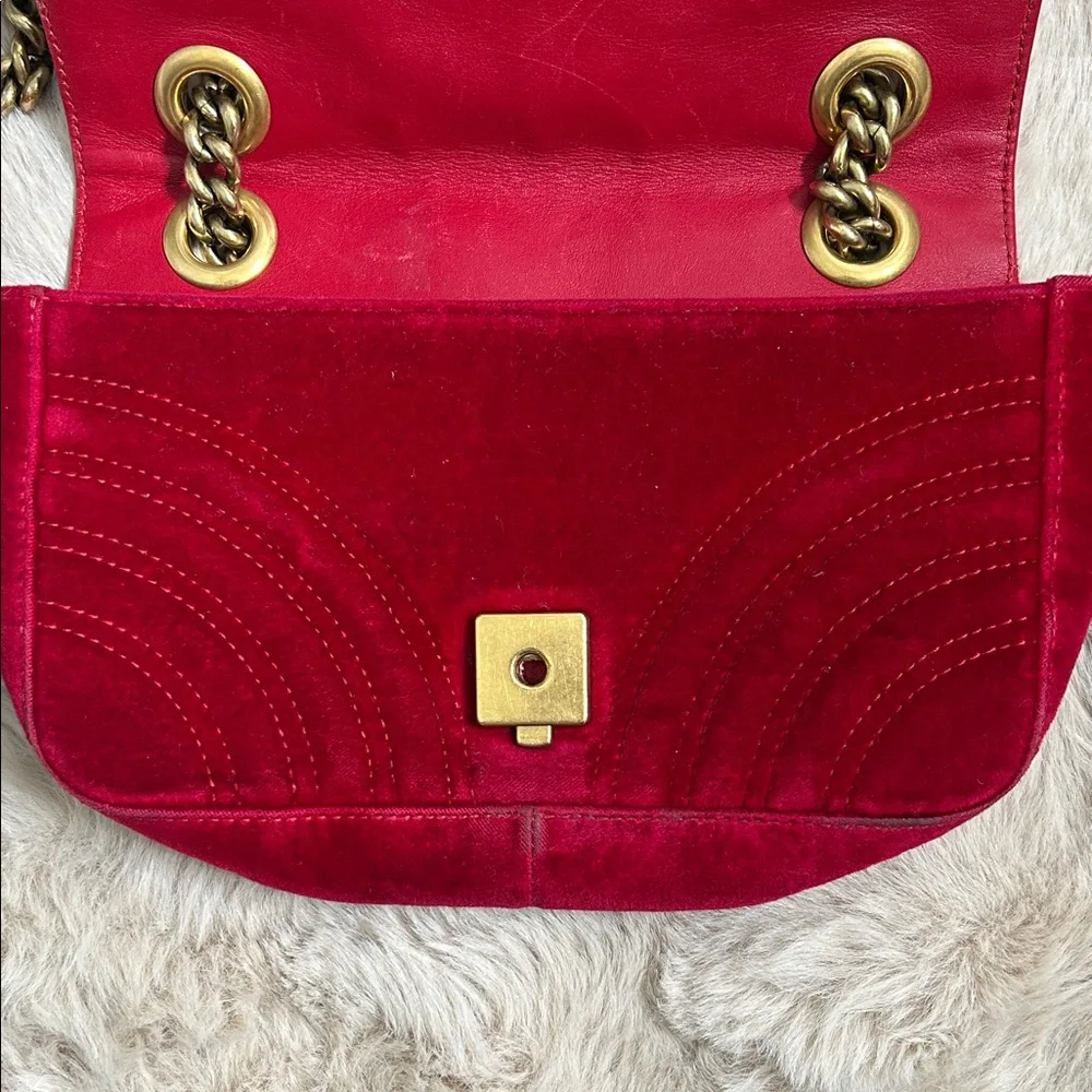 Gucci Red Velvet Shoulder Bag with Gold Chain - Picture 11 of 16